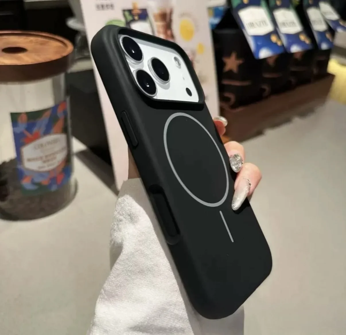 Чехлы на apple iphone 17 модель - изображение 1