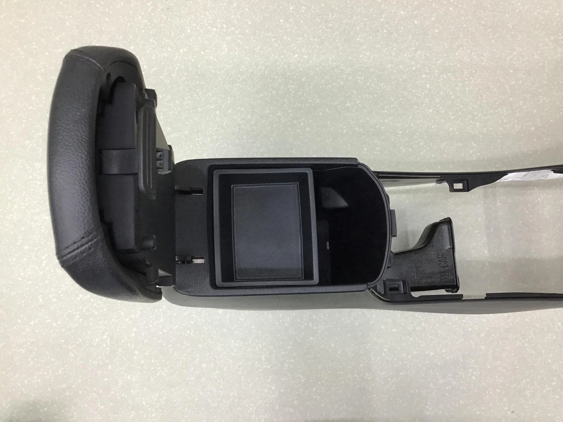 Консоль, Kia Cerato 2013-2018 [84611A7000D8C] - миниатюра 9