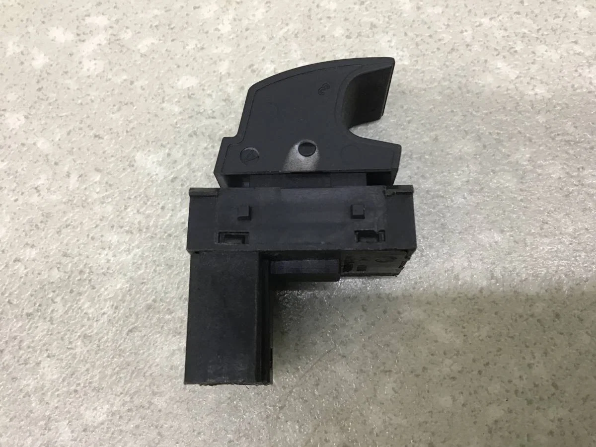 Кнопка стеклоподъемника Volkswagen Jetta (5K) 2011> [7L6959855B] - миниатюра 2