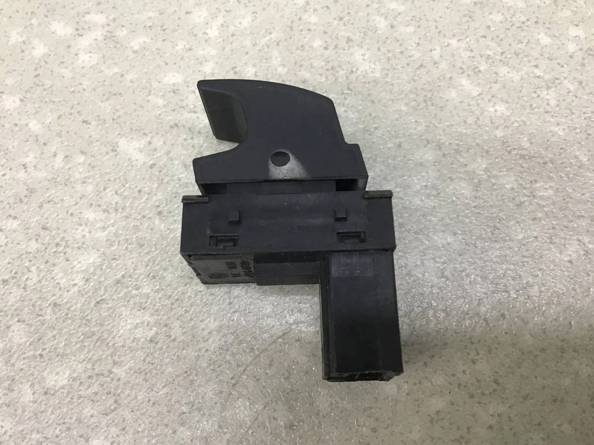 Кнопка стеклоподъемника Volkswagen Jetta (5K) 2011> [7L6959855B] - миниатюра 3