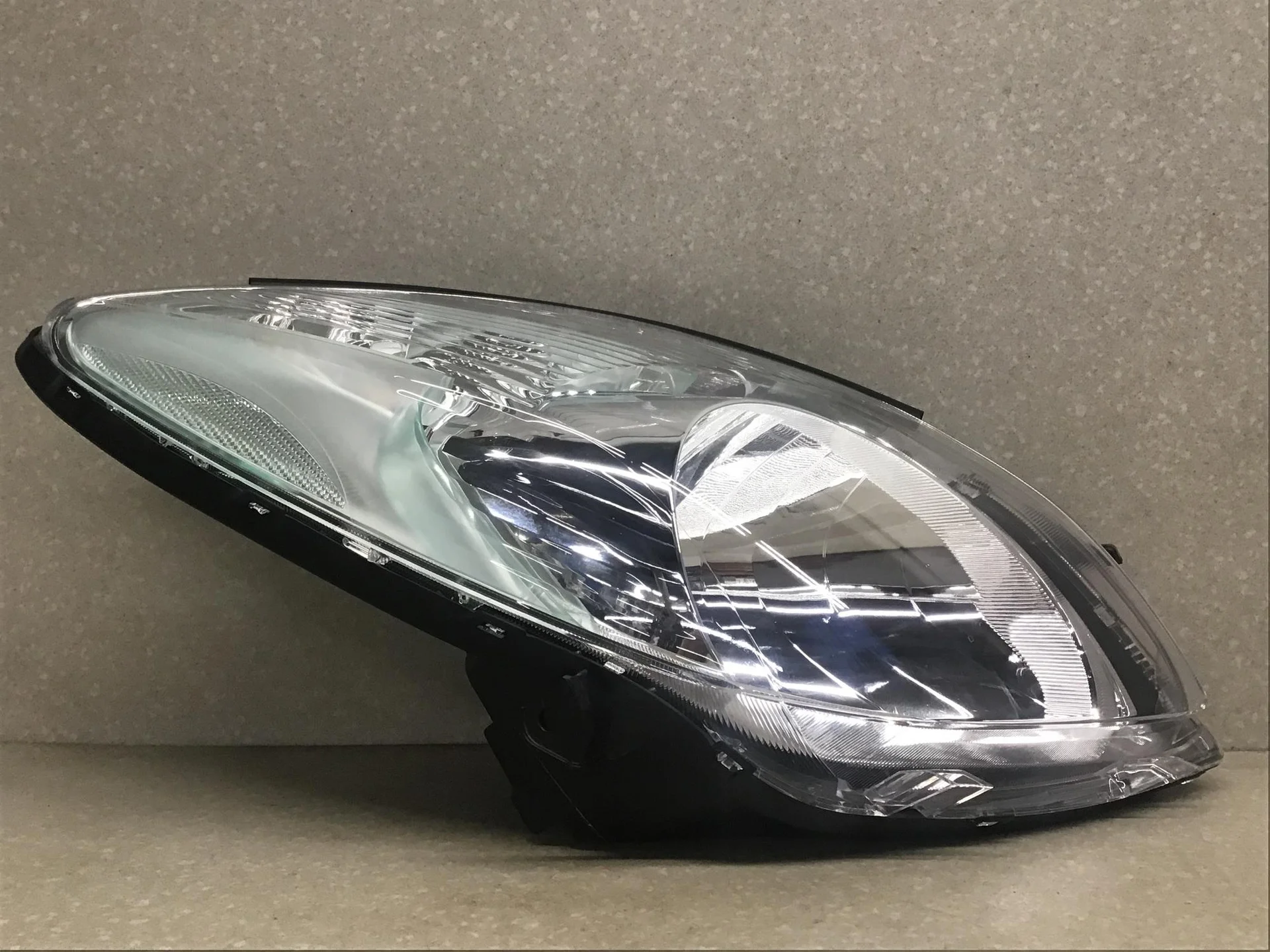 Фара правая Toyota Vitz P90 2005-2011 [8111052A20] - миниатюра 2
