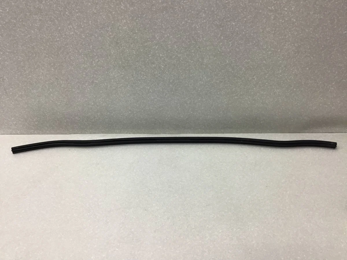 Уплотнитель капота Skoda Yeti (5L) 2009-2018 [5L0823723] - миниатюра 4