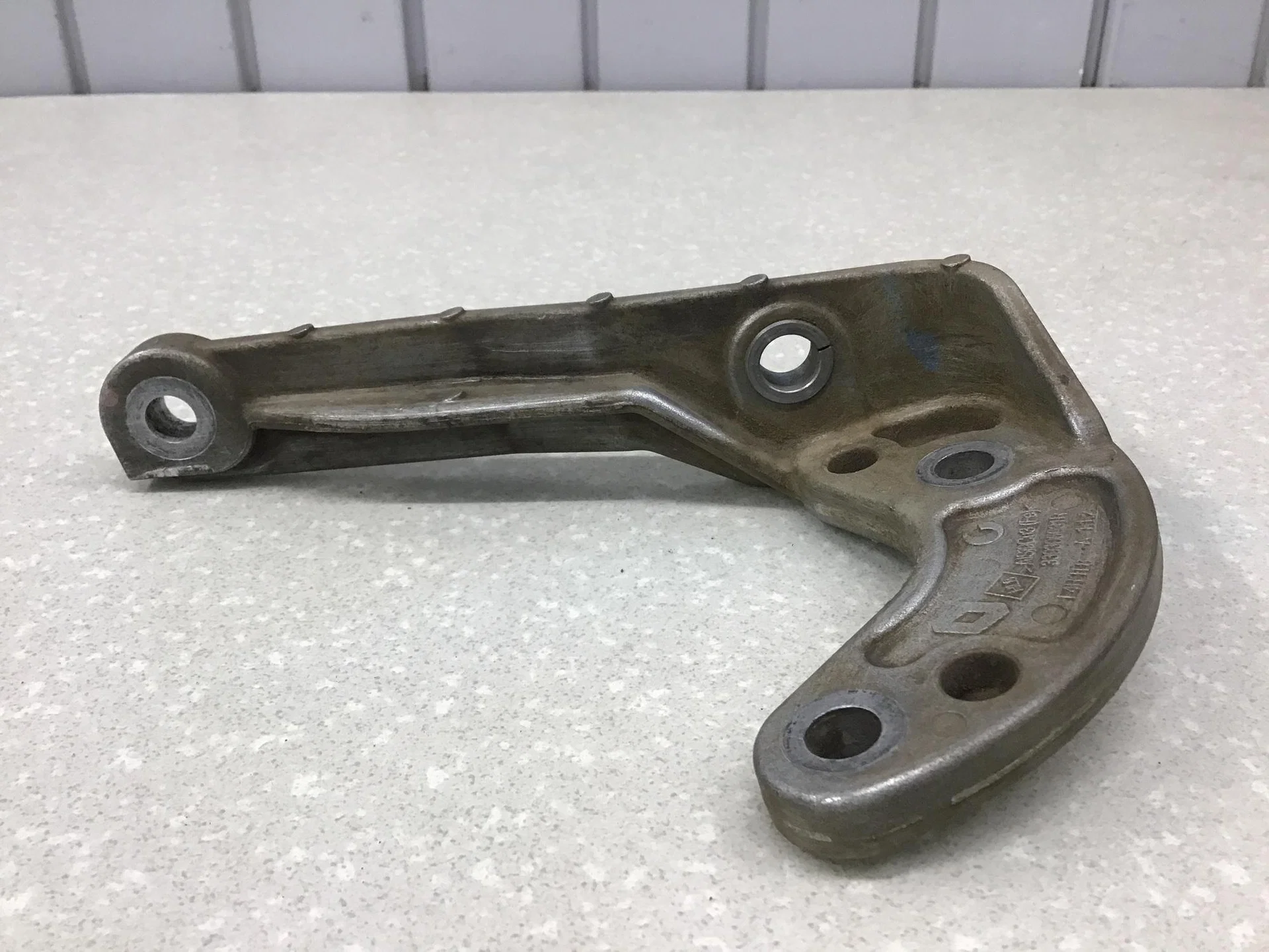 Кронштейн КПП, Renault Duster I 2012-2021 [339305631R] - миниатюра 2