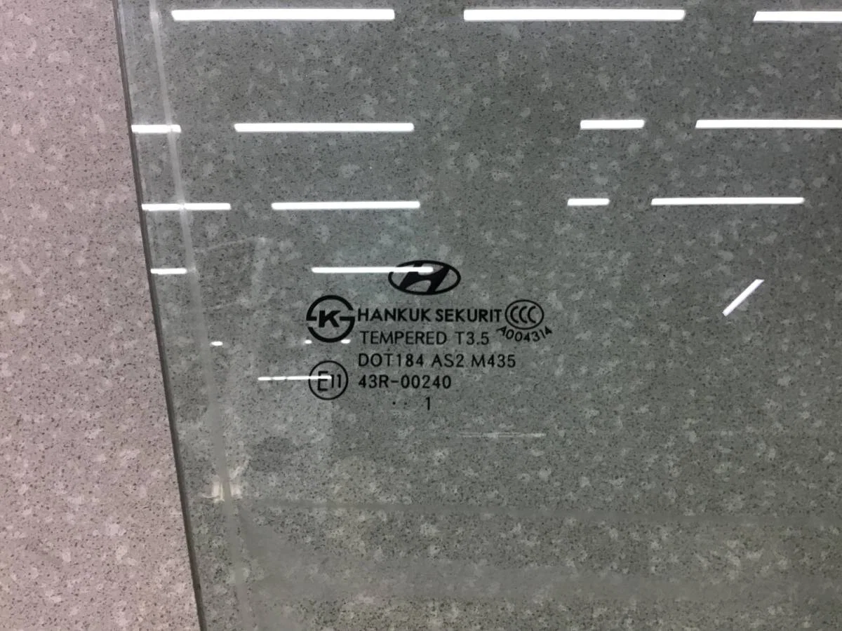 Стекло двери передней правой Hyundai Veloster 2011> [824212V000] - миниатюра 2