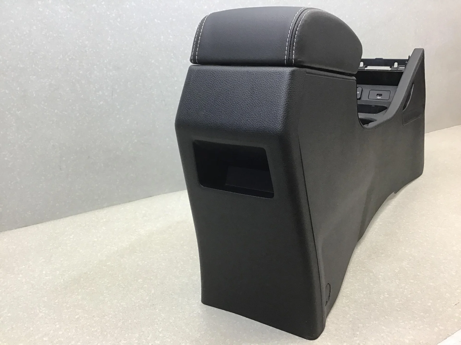 Подлокотник FAW Besturn X40 (D181) 2016-2022 [ 1BA064441] - миниатюра 2