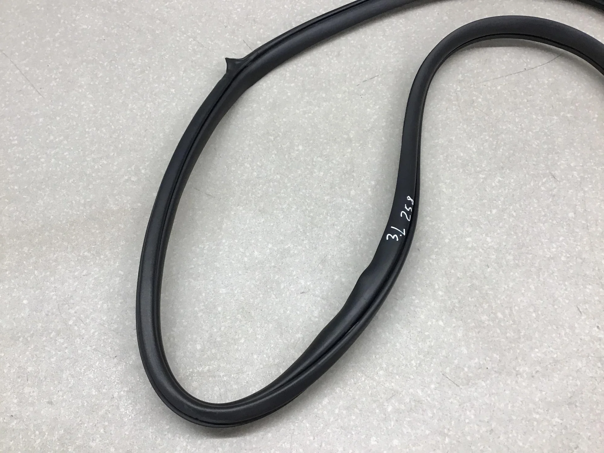 Уплотнитель двери, Mazda CX 7 2007-2012 [EG2168914B] - миниатюра 2