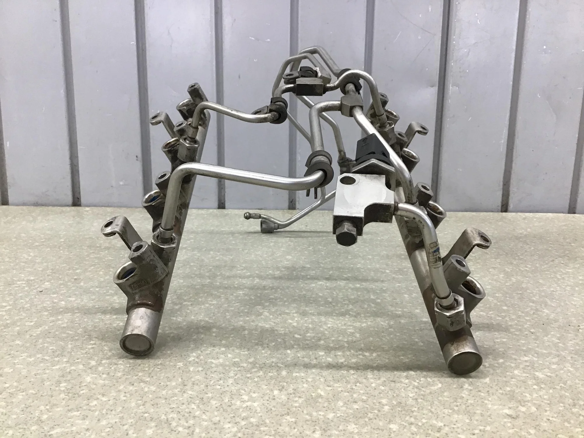 Рейка топливная (рампа), VW Touareg 2002-2010 [079133315E] - миниатюра 2