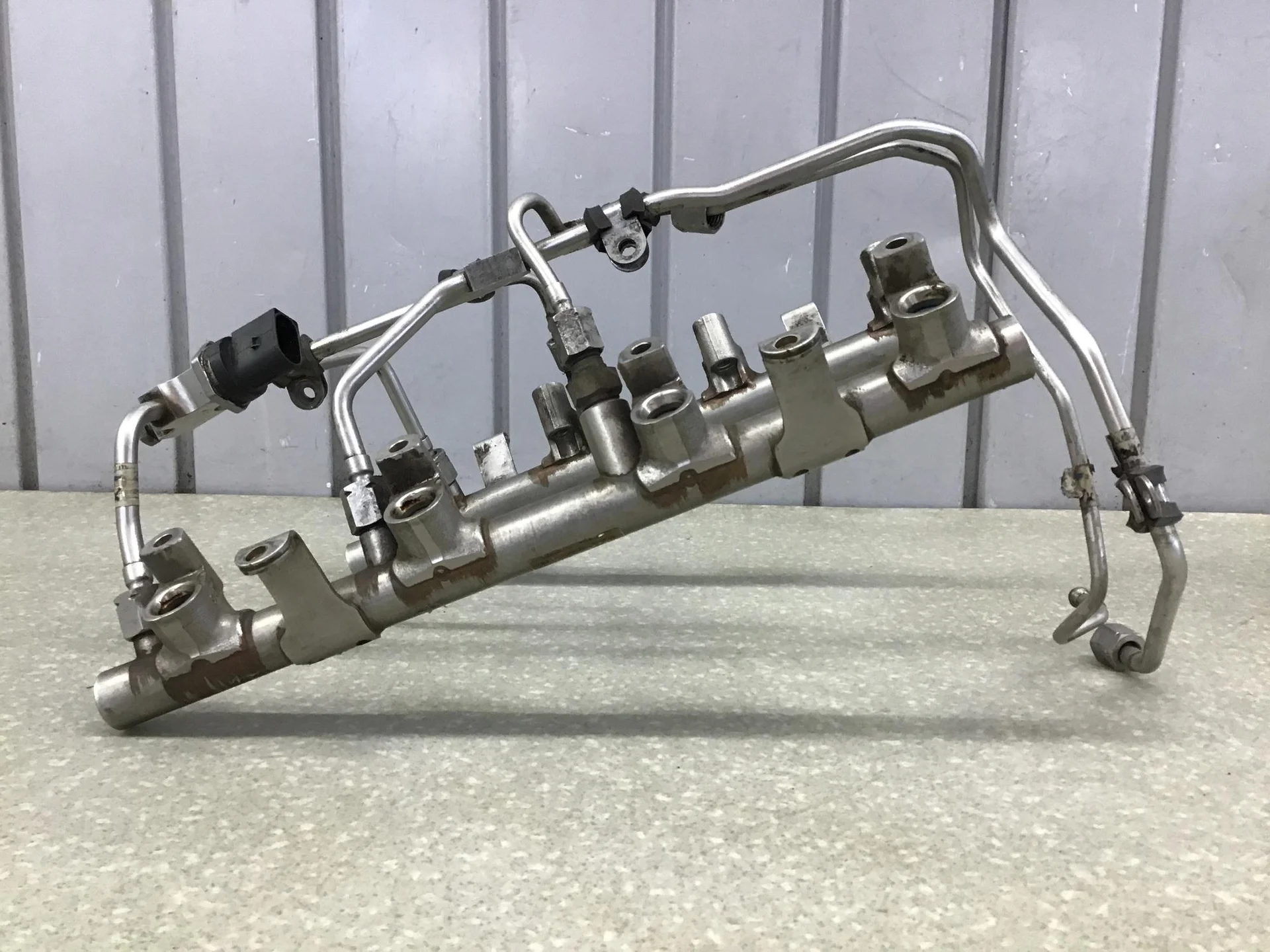 Рейка топливная (рампа), VW Touareg 2002-2010 [079133315E] - миниатюра 3