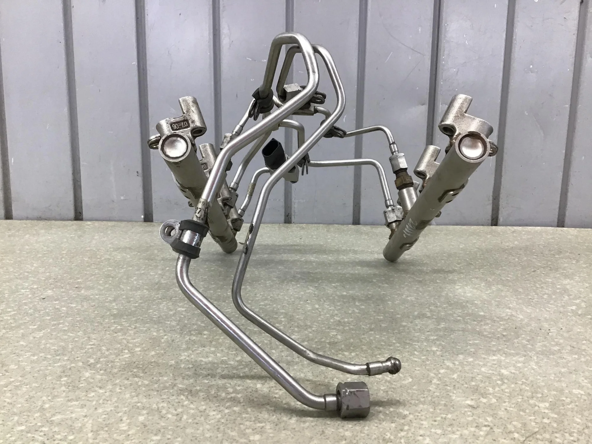 Рейка топливная (рампа), VW Touareg 2002-2010 [079133315E] - миниатюра 4