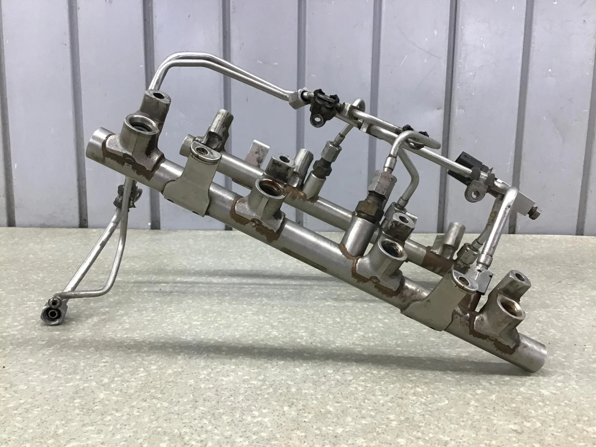 Рейка топливная (рампа), VW Touareg 2002-2010 [079133315E] - миниатюра 5