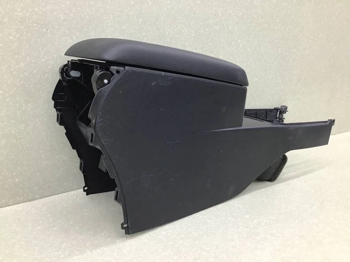 Подлокотник Toyota Camry (V50) 2011-2017 [5881033261C0] - миниатюра 2
