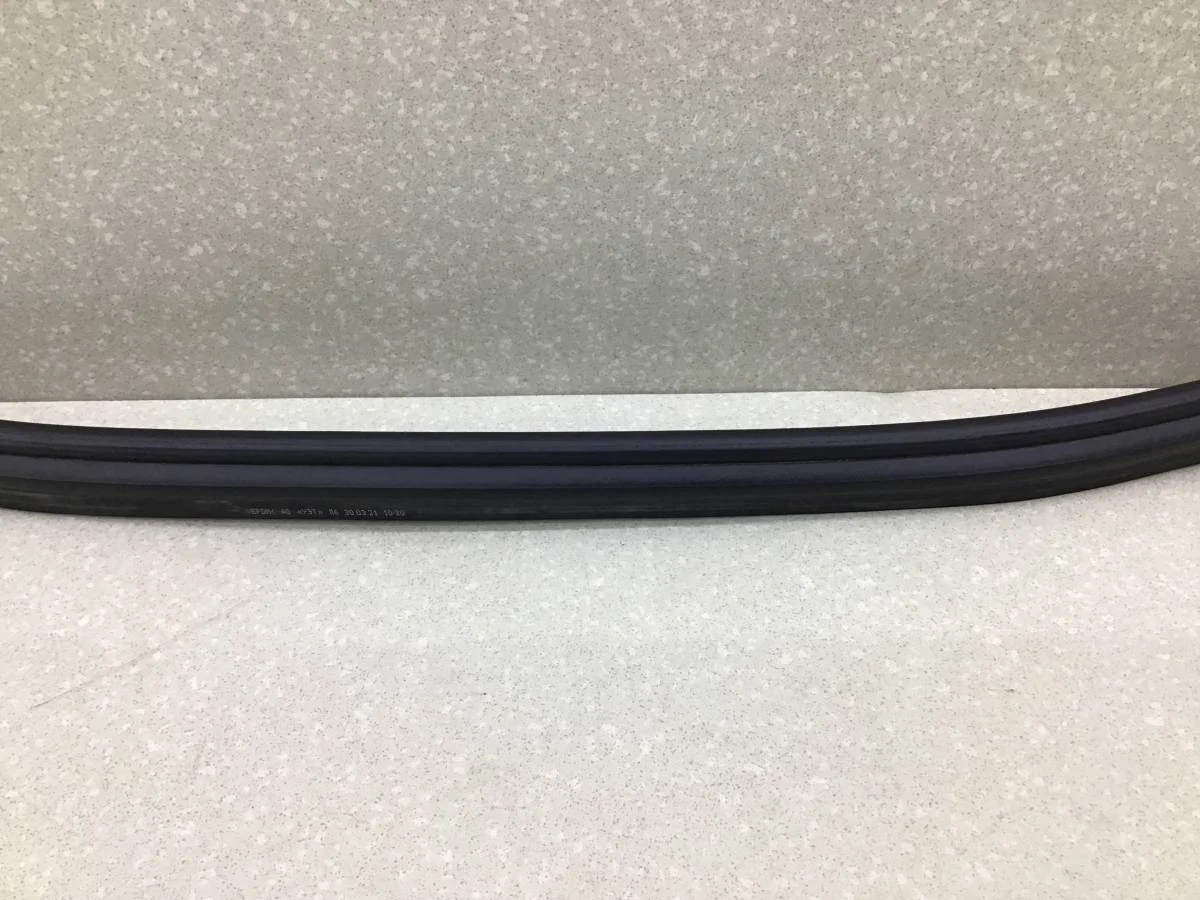 Уплотнитель капота Lada Largus (R90) 2012-2022 [8450091186] - миниатюра 3
