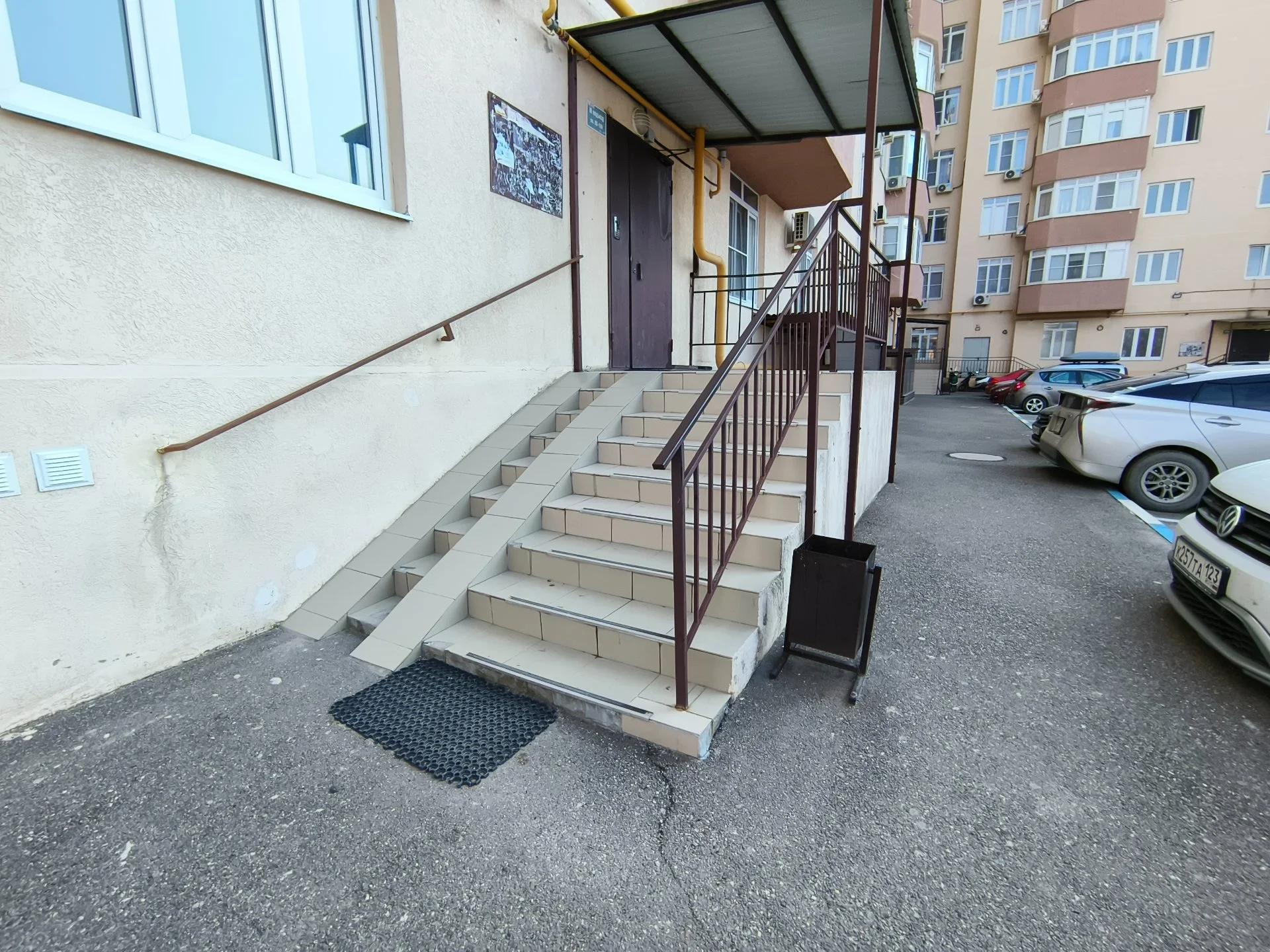 Продается 3х ком квартира с дизайнерским ремонтом. - миниатюра 37