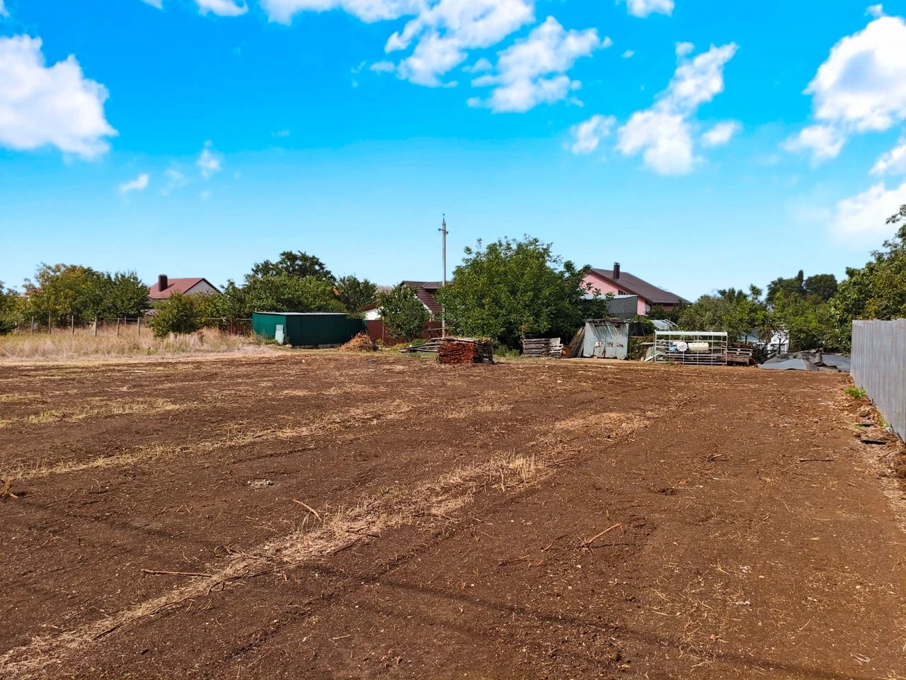 В продаже земельный участок у моря в пригороде города курорта Анапа.