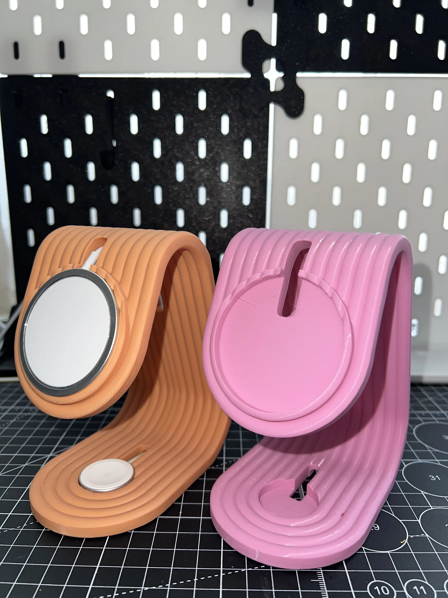 Подставка 2-в-1 для iPhone и Apple Watch - миниатюра 3
