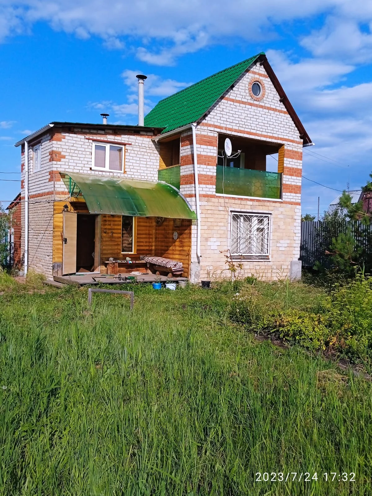 Дача 83,6 м² на участке 5 соток. 2 этажа, чердак. Рядом озёра, лес. Есть огород, баня, пляж, гараж