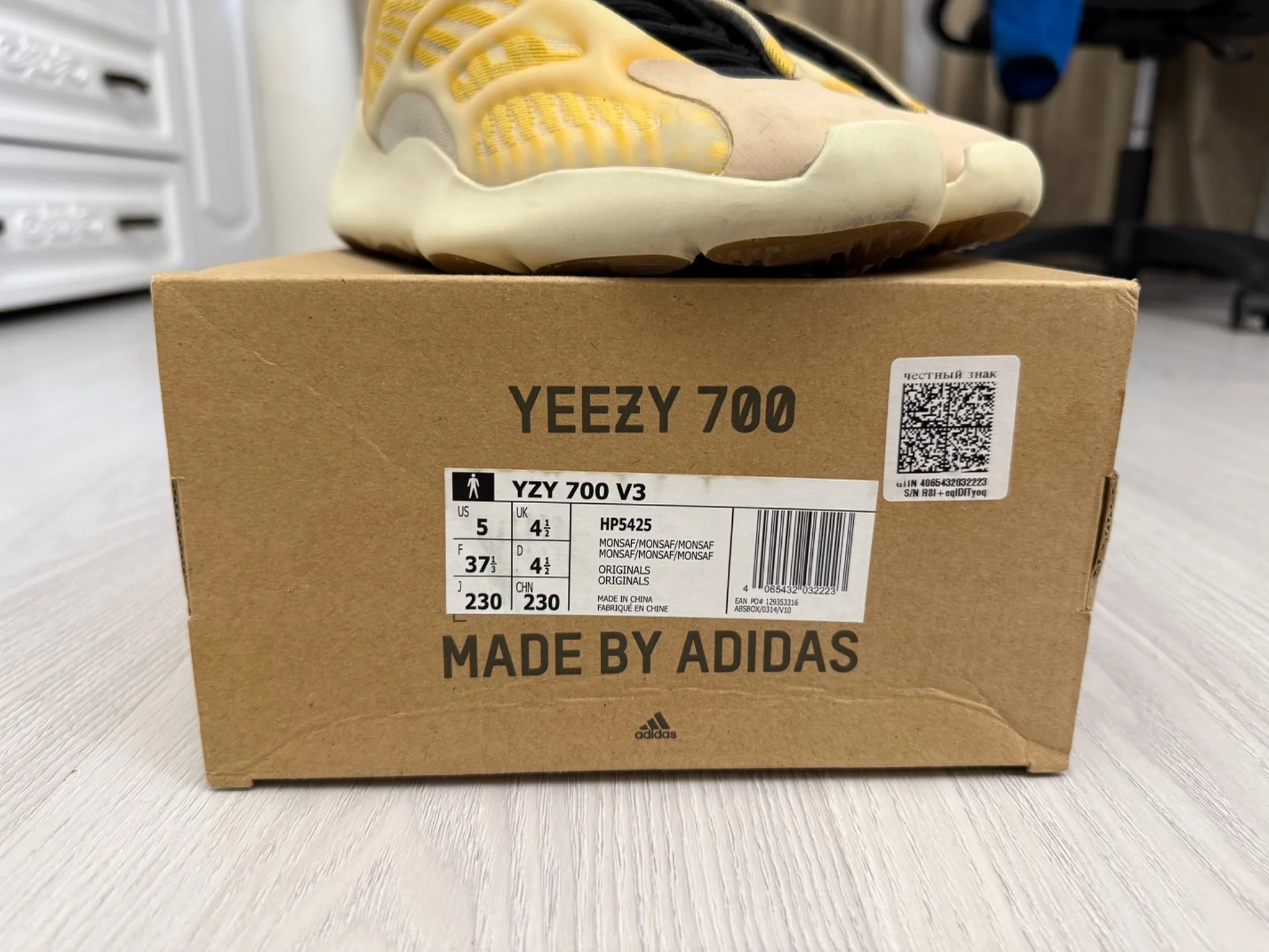 Кроссовки Adidas Yeezy Boost 700 - миниатюра 2