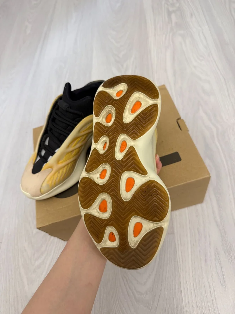 Кроссовки Adidas Yeezy Boost 700 - миниатюра 3