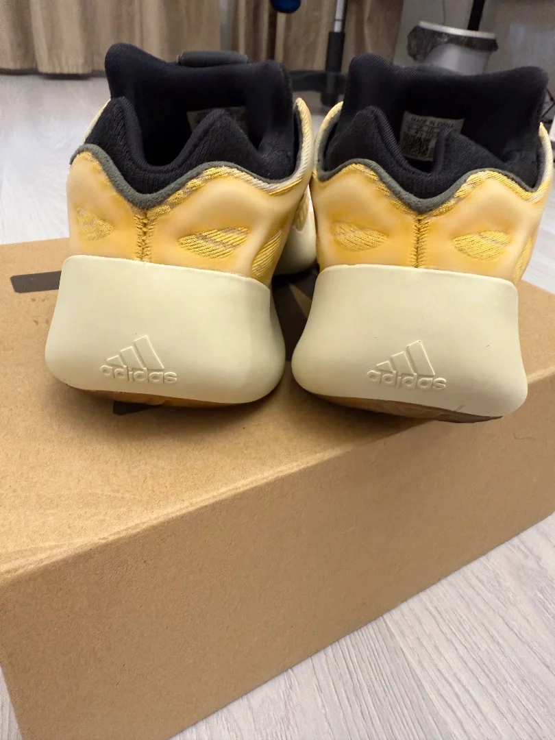 Кроссовки Adidas Yeezy Boost 700 - миниатюра 4