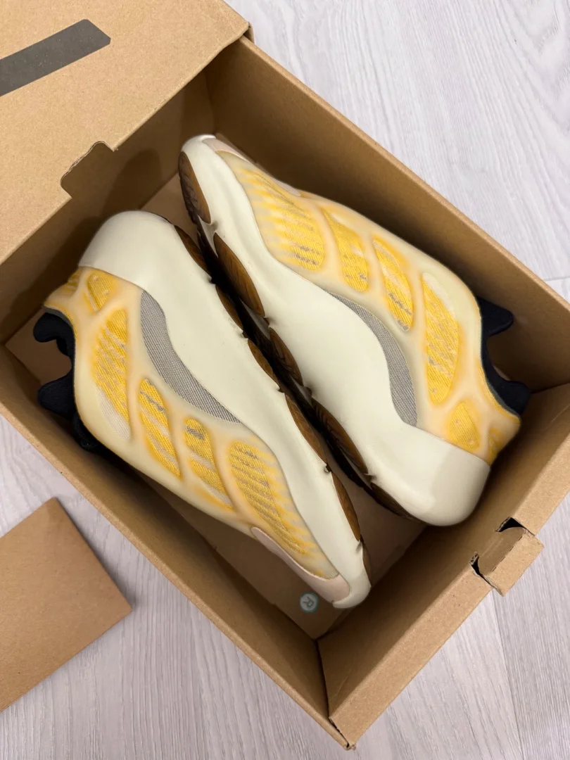 Кроссовки Adidas Yeezy Boost 700 - миниатюра 6