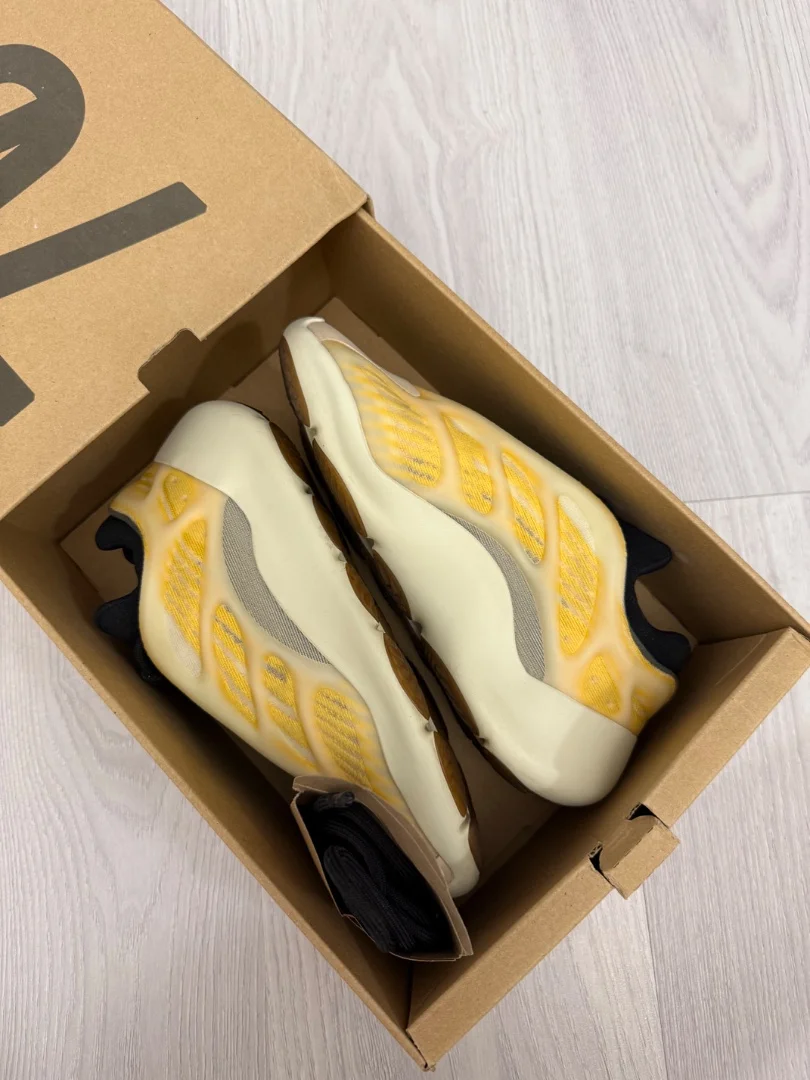Кроссовки Adidas Yeezy Boost 700 - миниатюра 7