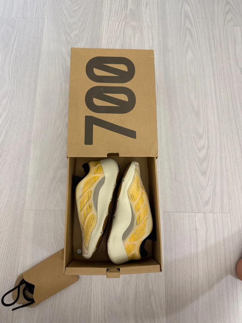 Кроссовки Adidas Yeezy Boost 700 - миниатюра 8
