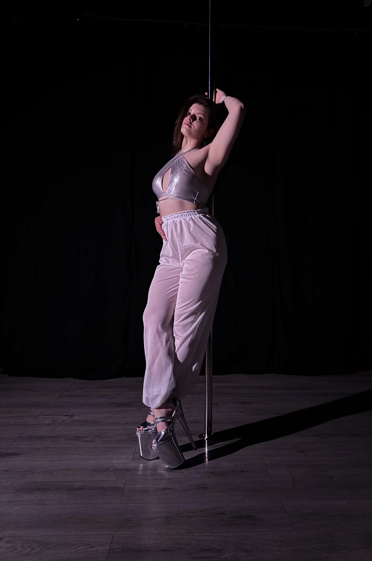 тренер по танцам на пилоне (exotic pole dance)