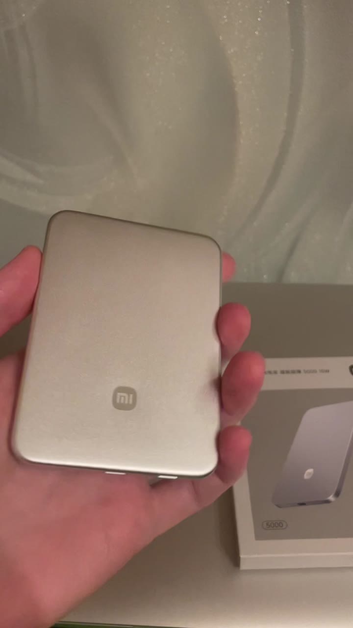 Повербанк Xiaomi UltraThin Magnetic MagSafe 5000mA - видео 11