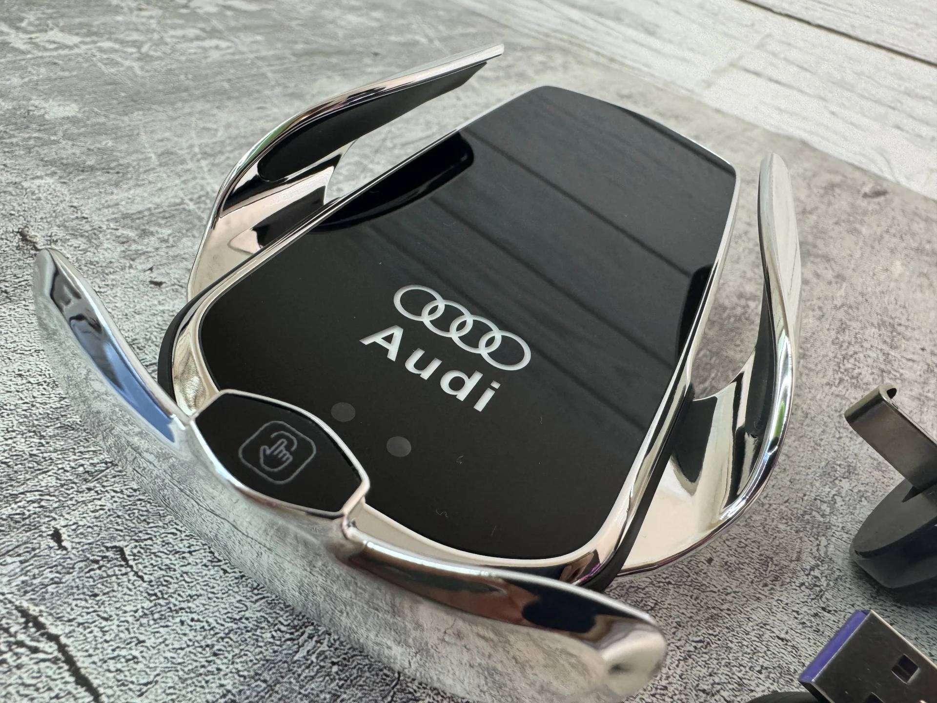 Удобный держатель телефона Audi с беспроводной зарядкой - миниатюра 3
