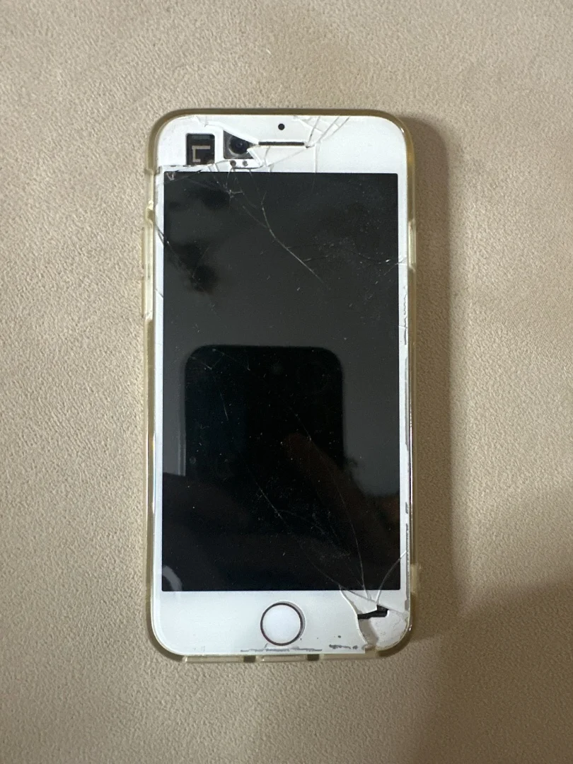 Разбитый iPhone 7 - миниатюра 2