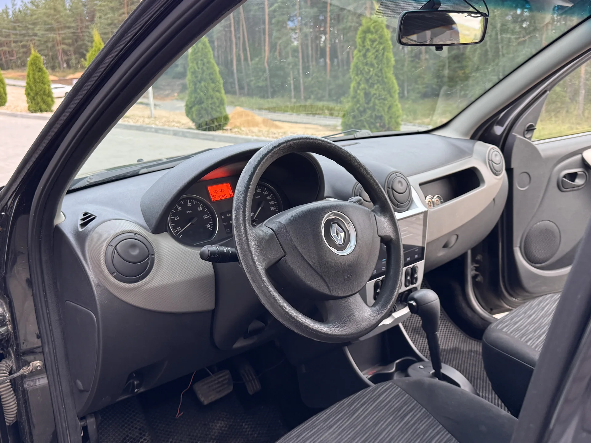 Автомобиль Renault Sandero - миниатюра 10