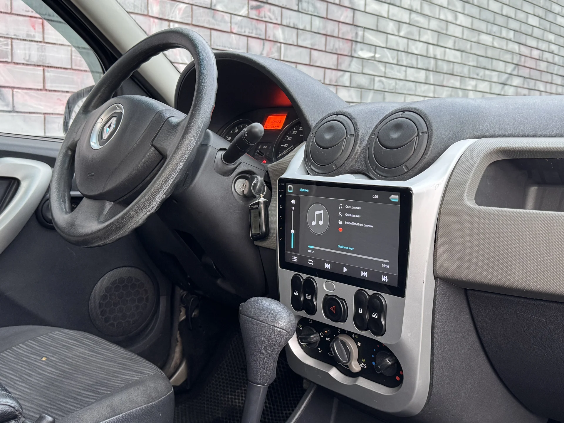 Автомобиль Renault Sandero - миниатюра 11