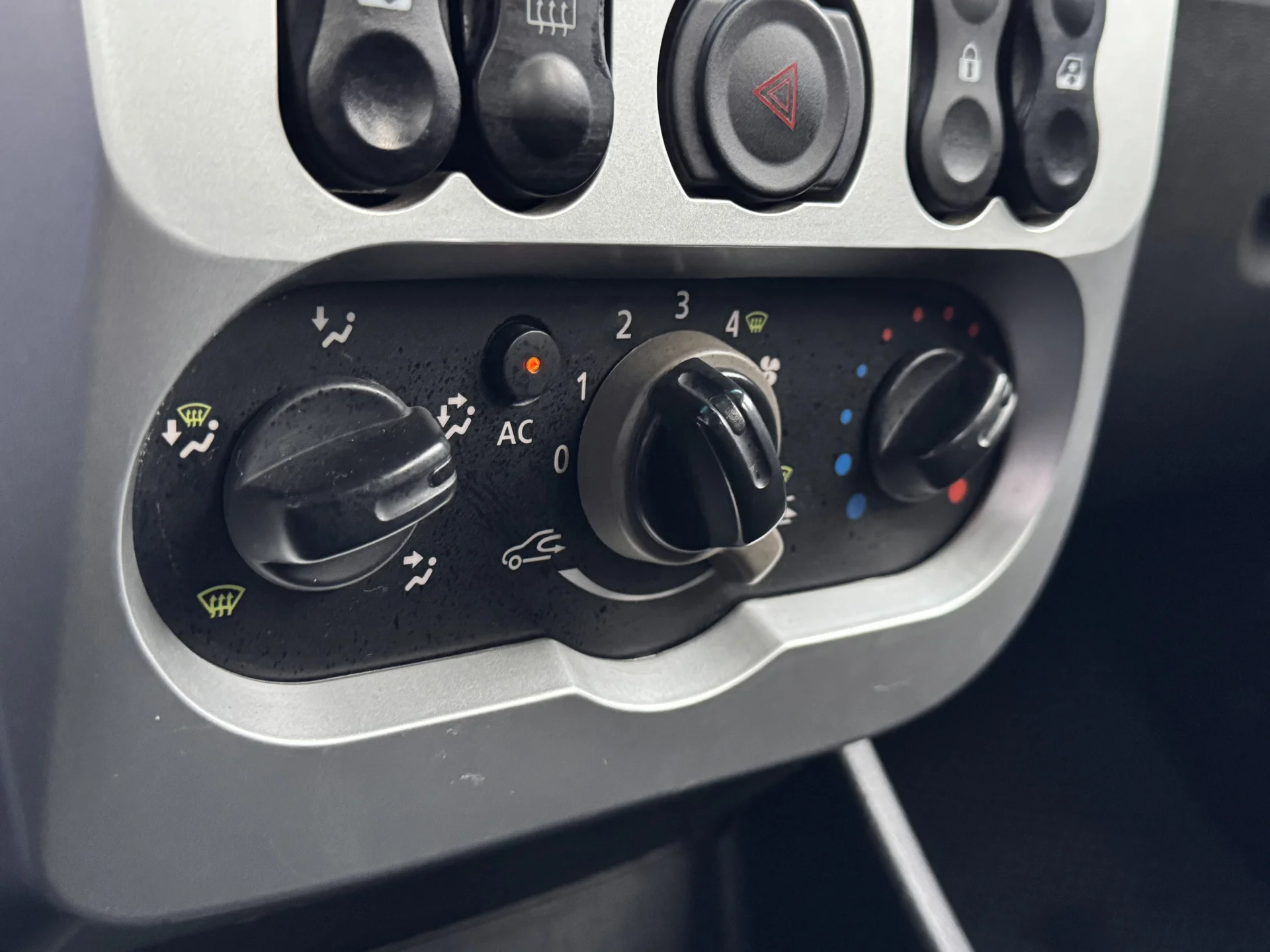 Автомобиль Renault Sandero - миниатюра 14