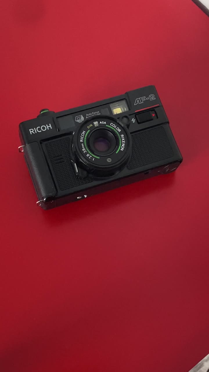 Пленочный фотоаппарат Ricoh AF2 - видео 1