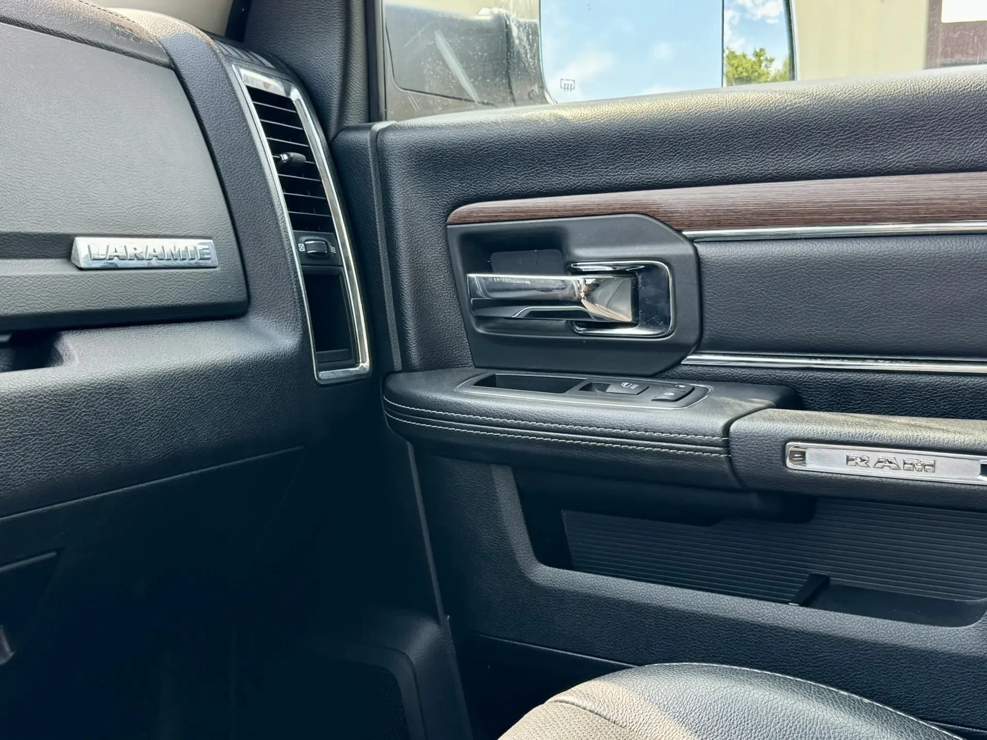 Автомобиль Dodge Ram (Додж Рам) 1.500 Laramie Longhorn - миниатюра 18
