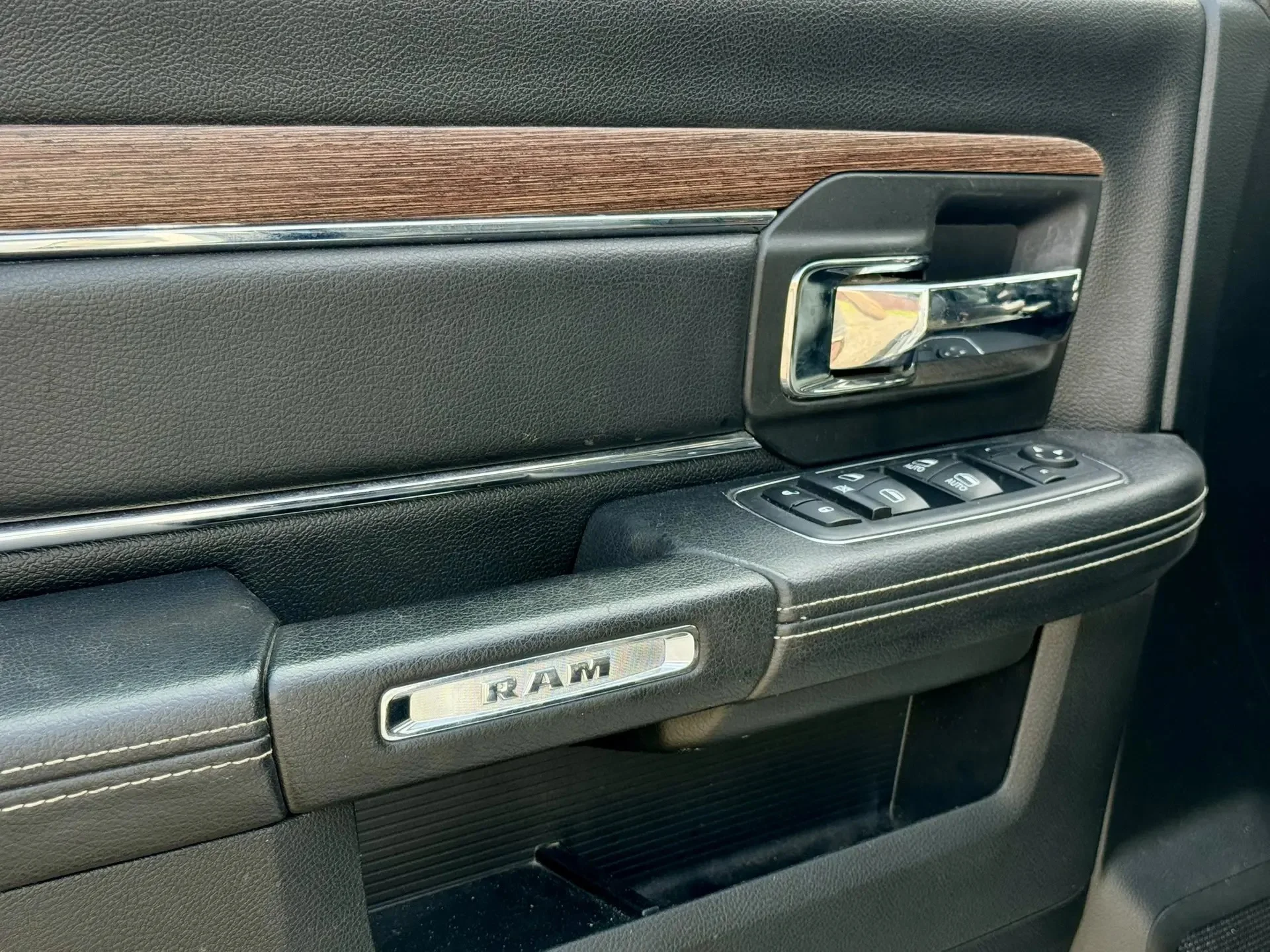 Автомобиль Dodge Ram (Додж Рам) 1.500 Laramie Longhorn - миниатюра 20