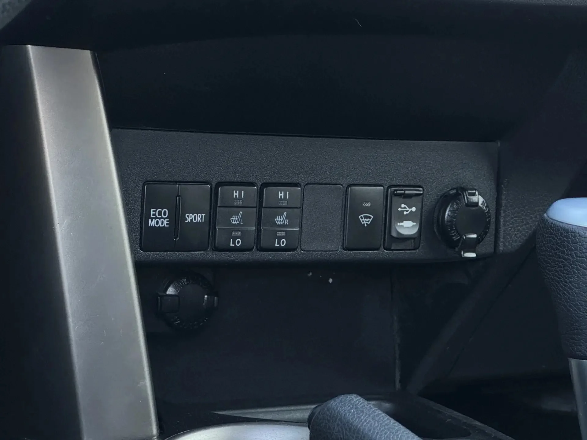 Toyota RAV4 IV (XA40) - миниатюра 8