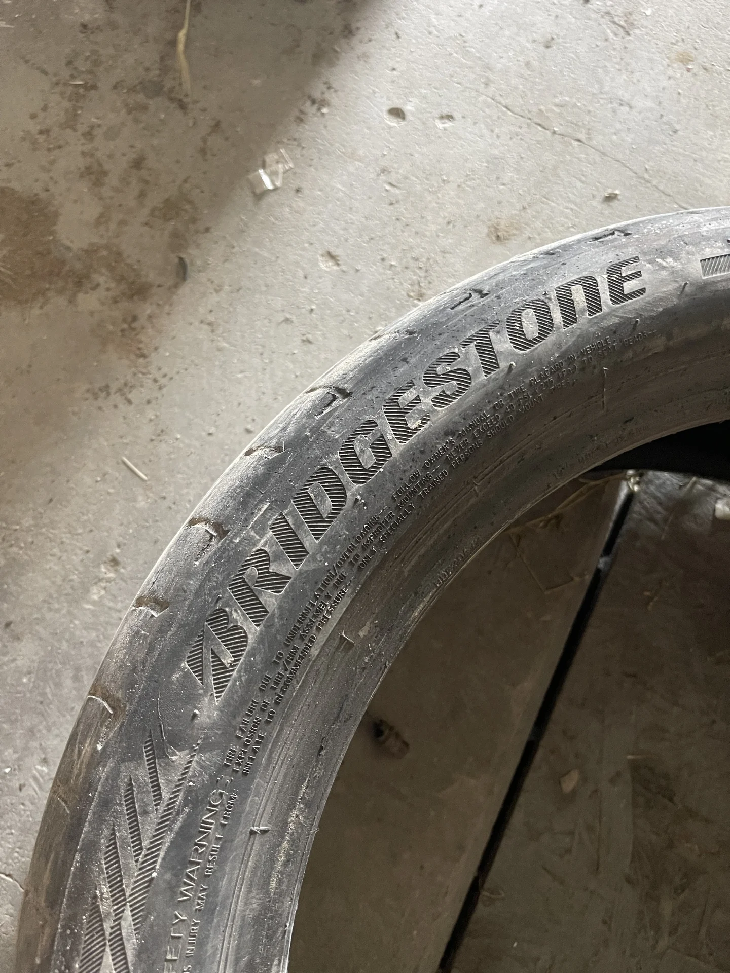 шина Bridgestone 225/45/18 - миниатюра 2