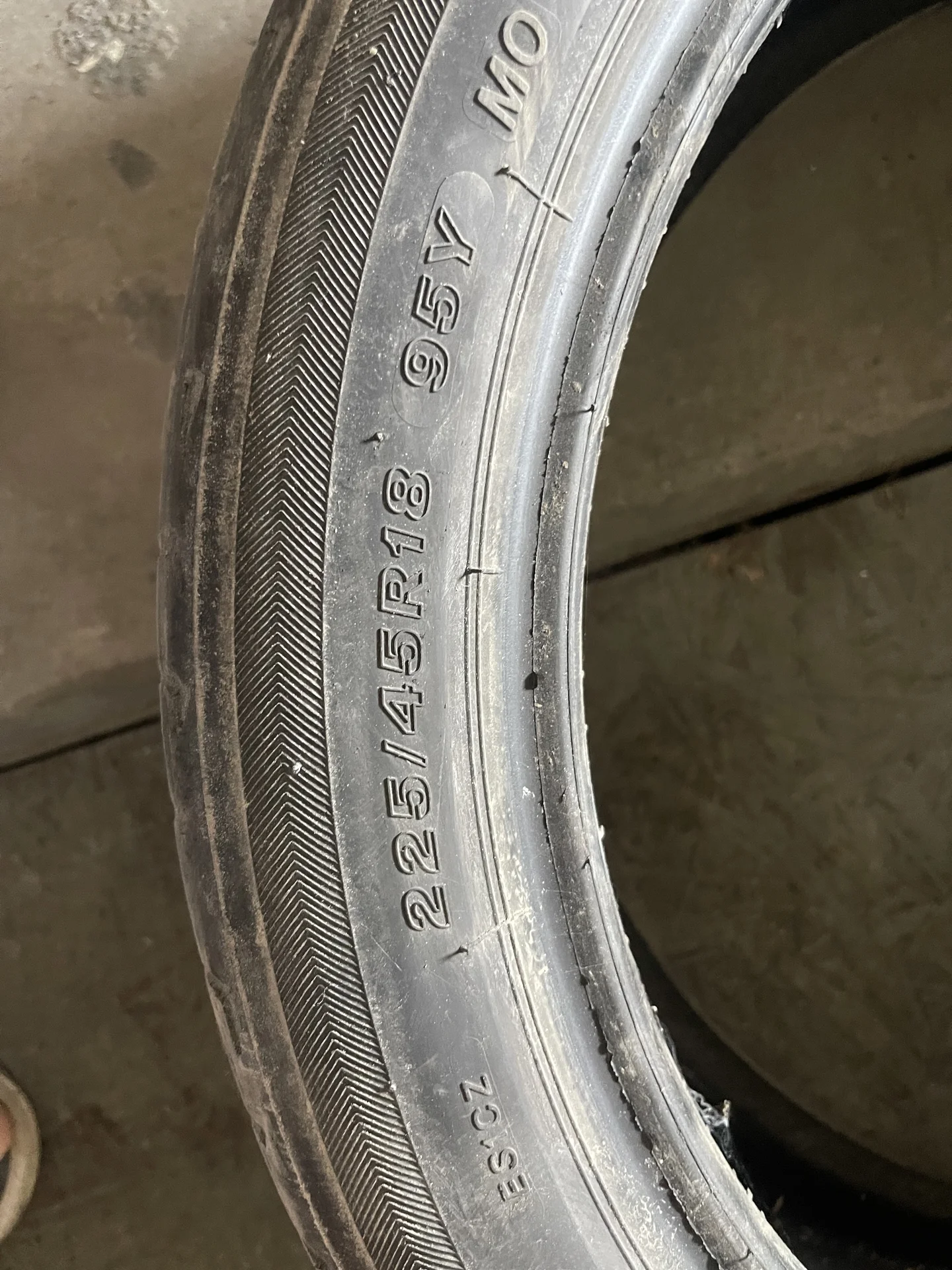 шина Bridgestone 225/45/18 - миниатюра 3