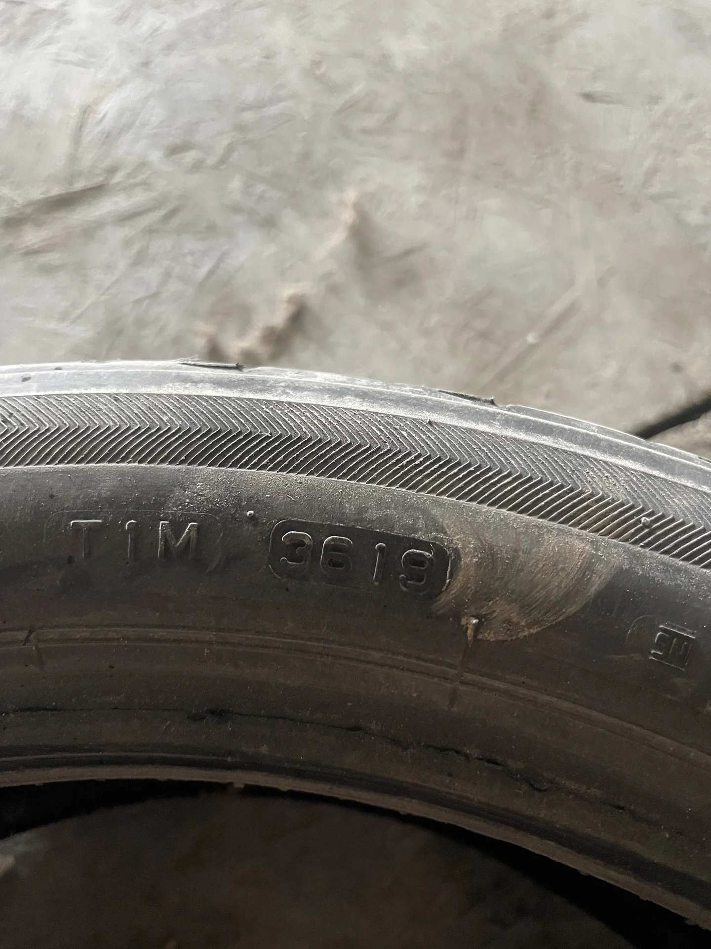 шина Bridgestone 225/45/18 - миниатюра 4
