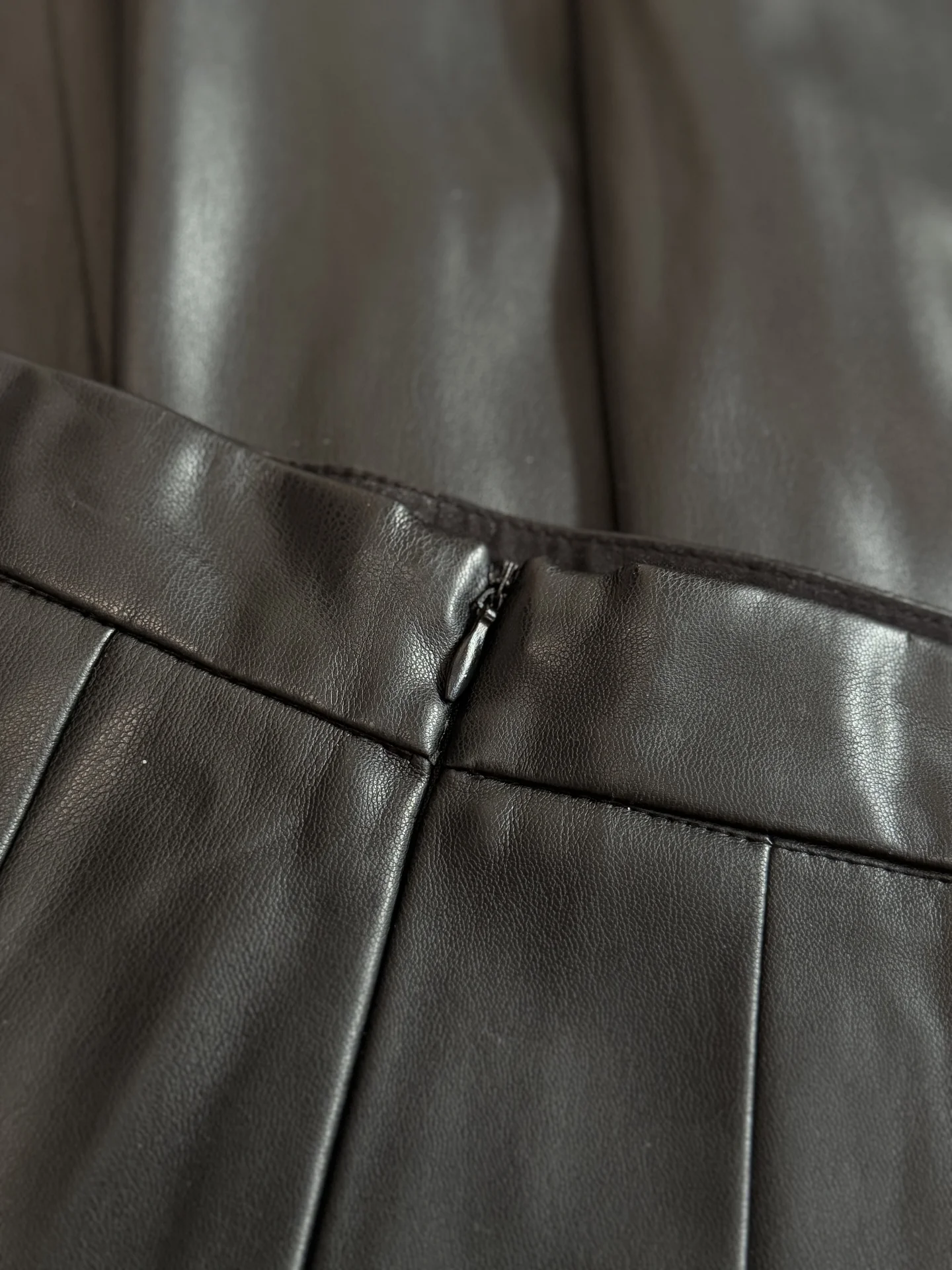 Чёрная кожаная юбка миди «Zara» - миниатюра 3