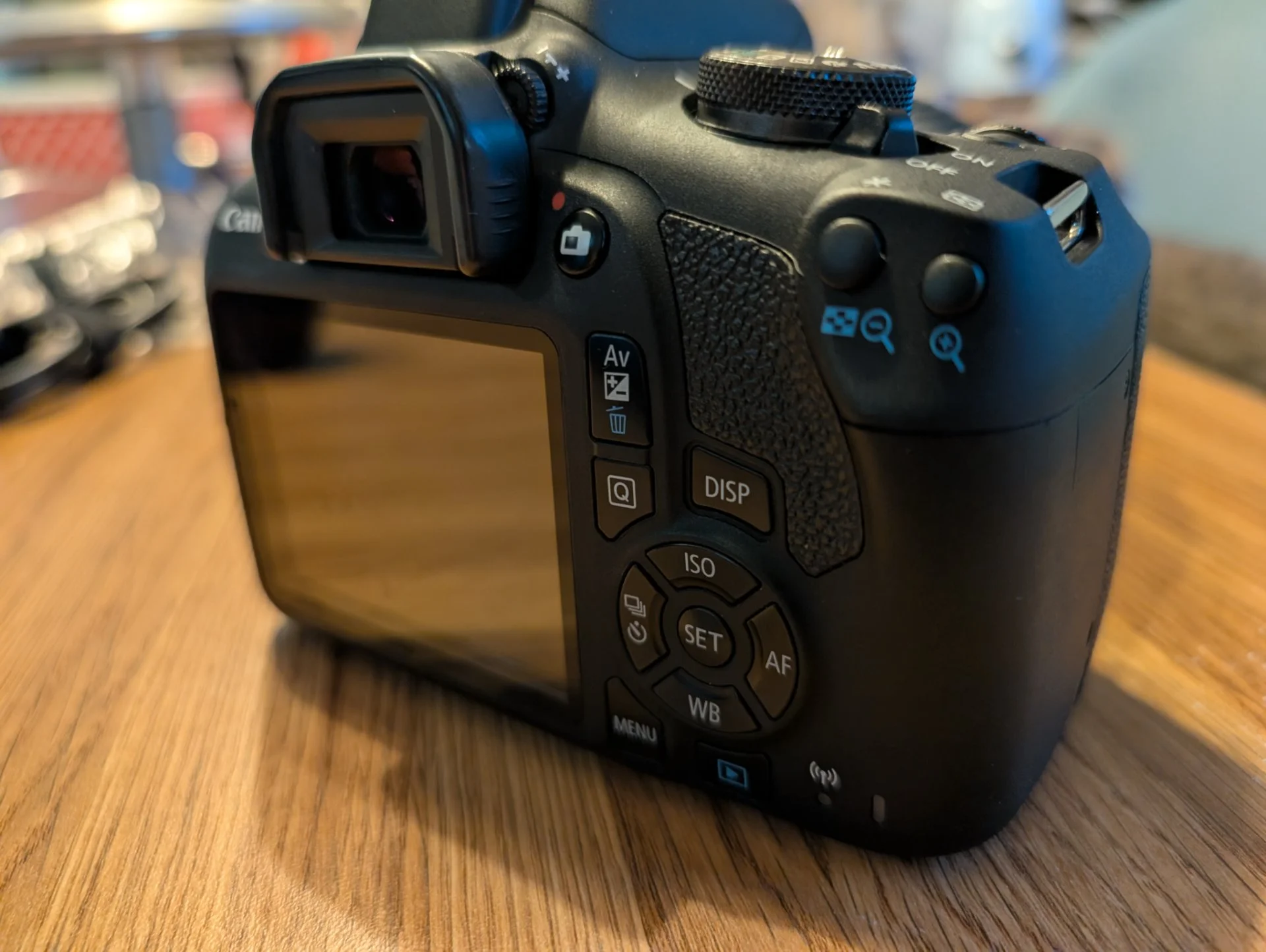 Зеркальная камера Canon 2000D + объектив 17-85 - миниатюра 6