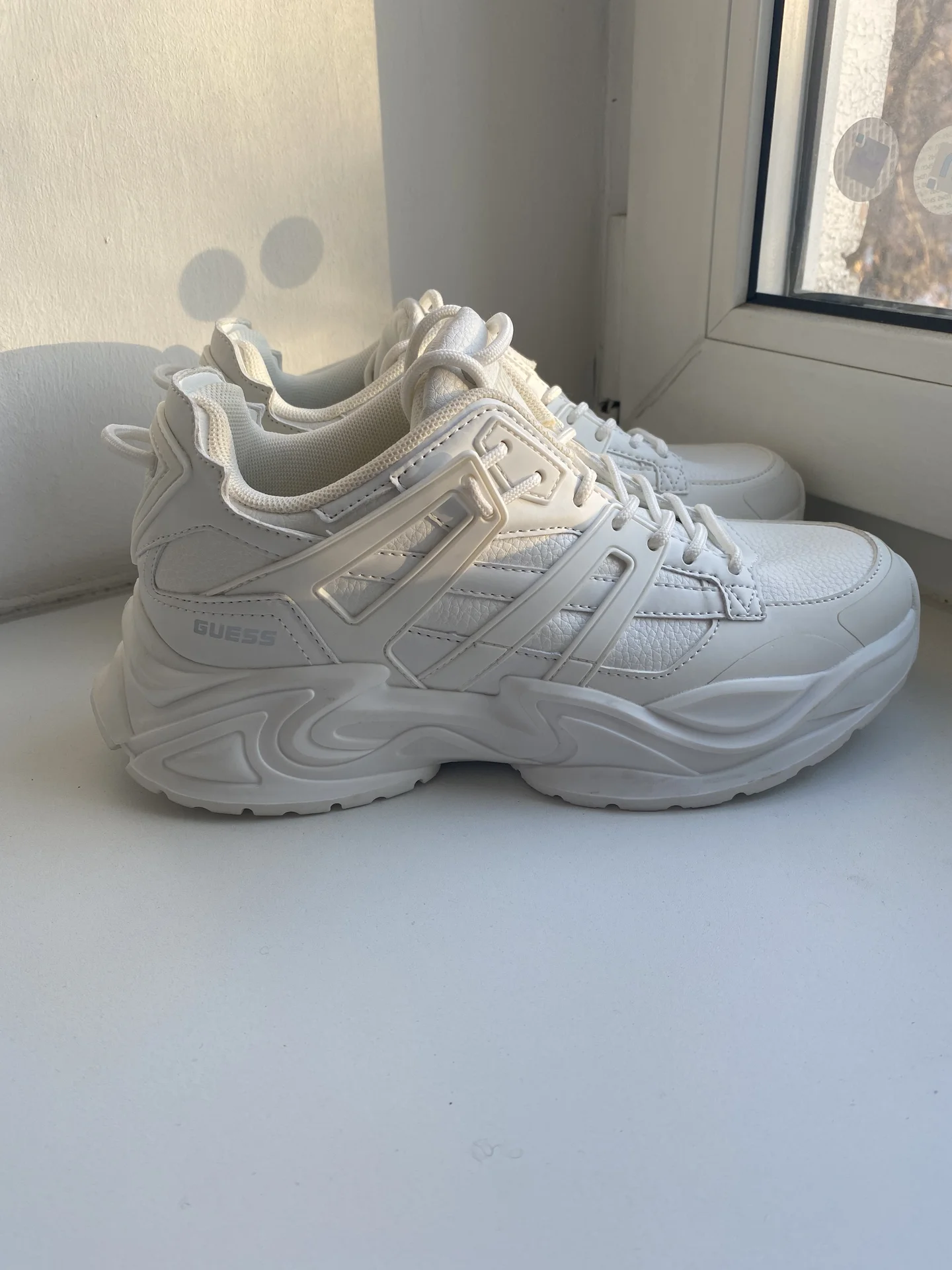 Кроссовки женские GUESS - изображение 1