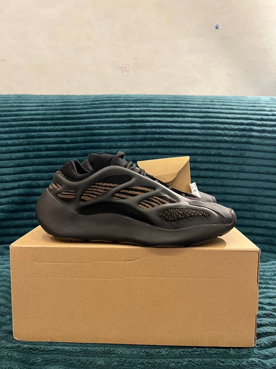 Adidas yeezy boost 700 v3 clabro оригинал - миниатюра 2