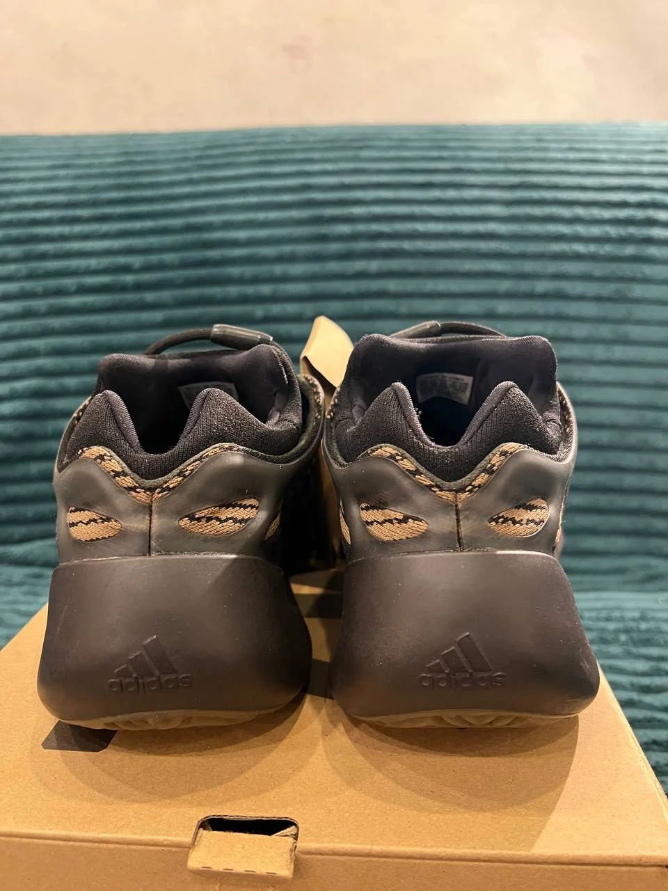 Adidas yeezy boost 700 v3 clabro оригинал - миниатюра 3