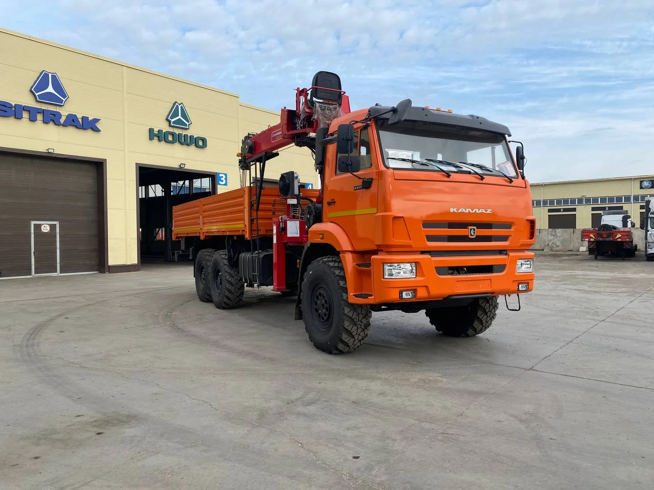 Бортовой КАМАЗ 43118-3027-48 с КМУ Horyong 216 - изображение 1