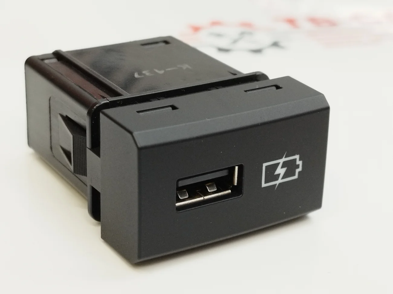 Панель - розетка USB в подлокотник. LADA. - миниатюра 2