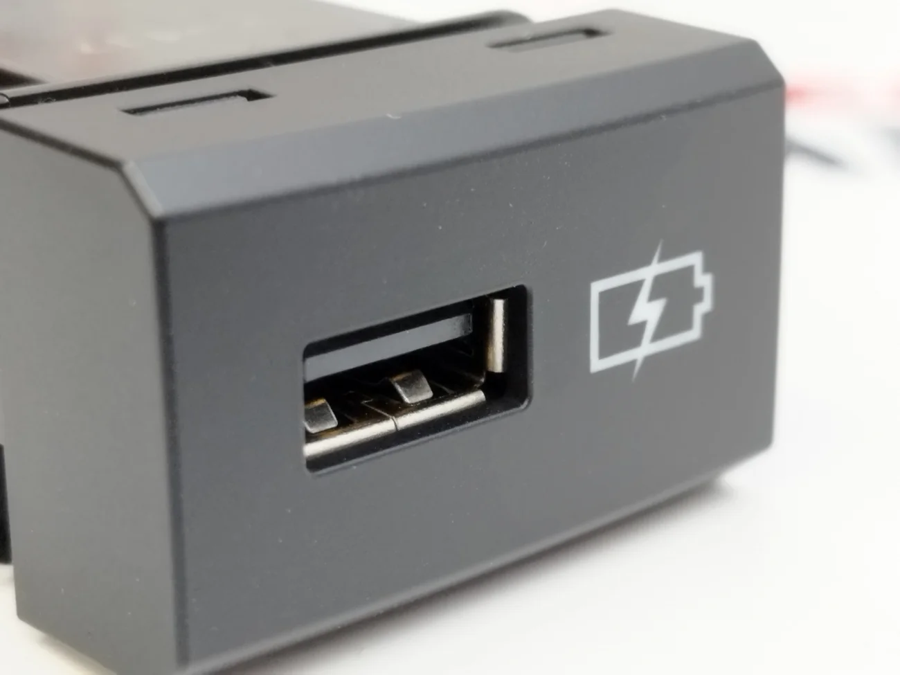 Панель - розетка USB в подлокотник. LADA. - миниатюра 3