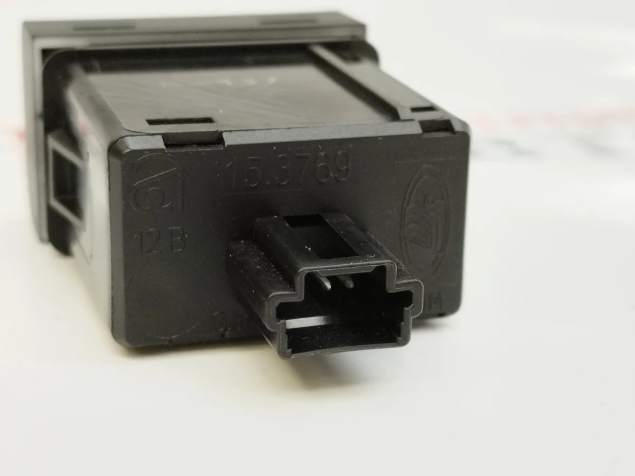 Панель - розетка USB в подлокотник. LADA. - миниатюра 4
