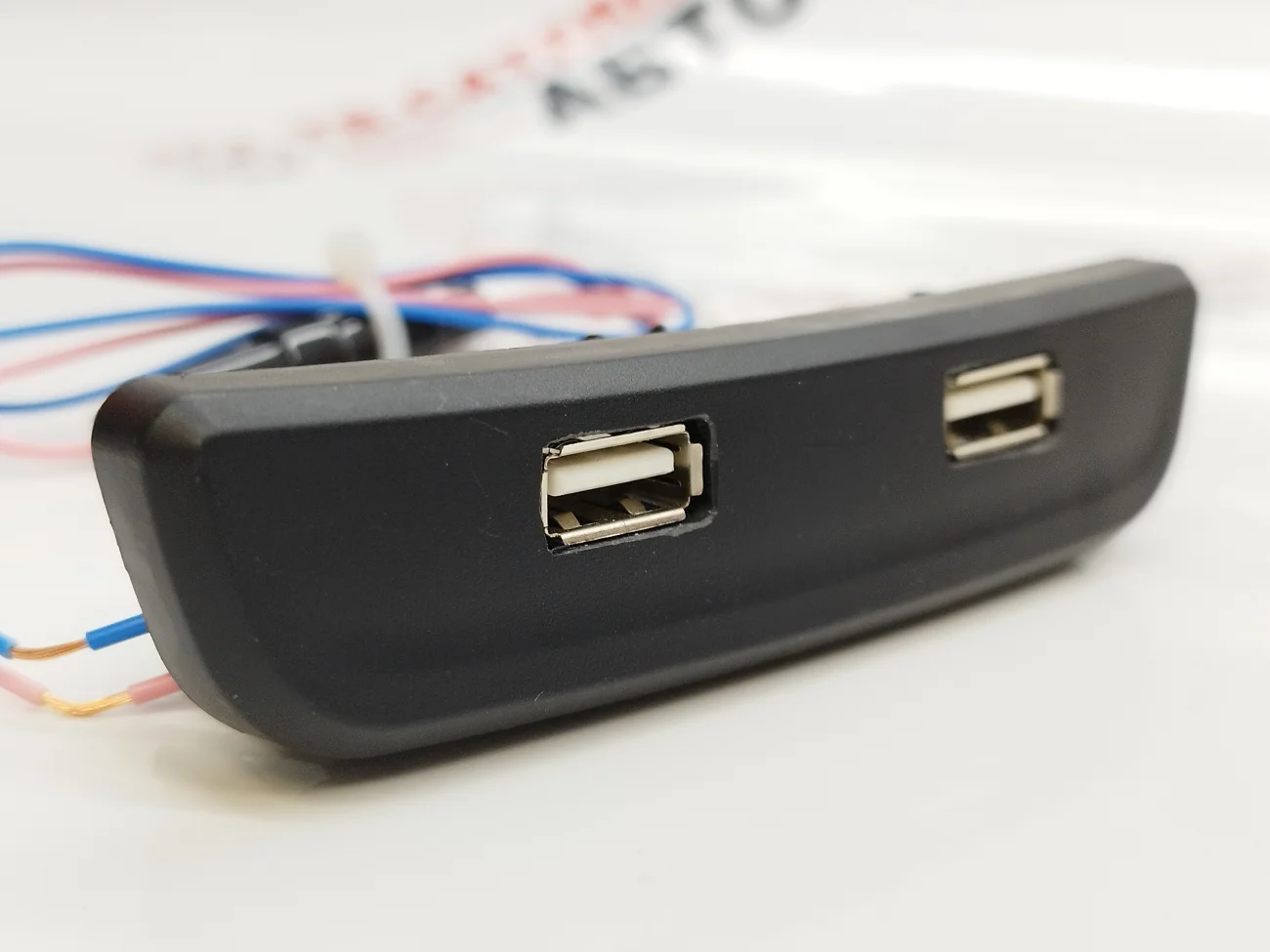 Панель - зарядное устройство USB 2.0 2х2 в подлокотник Лада Веста. Мавико. - миниатюра 2